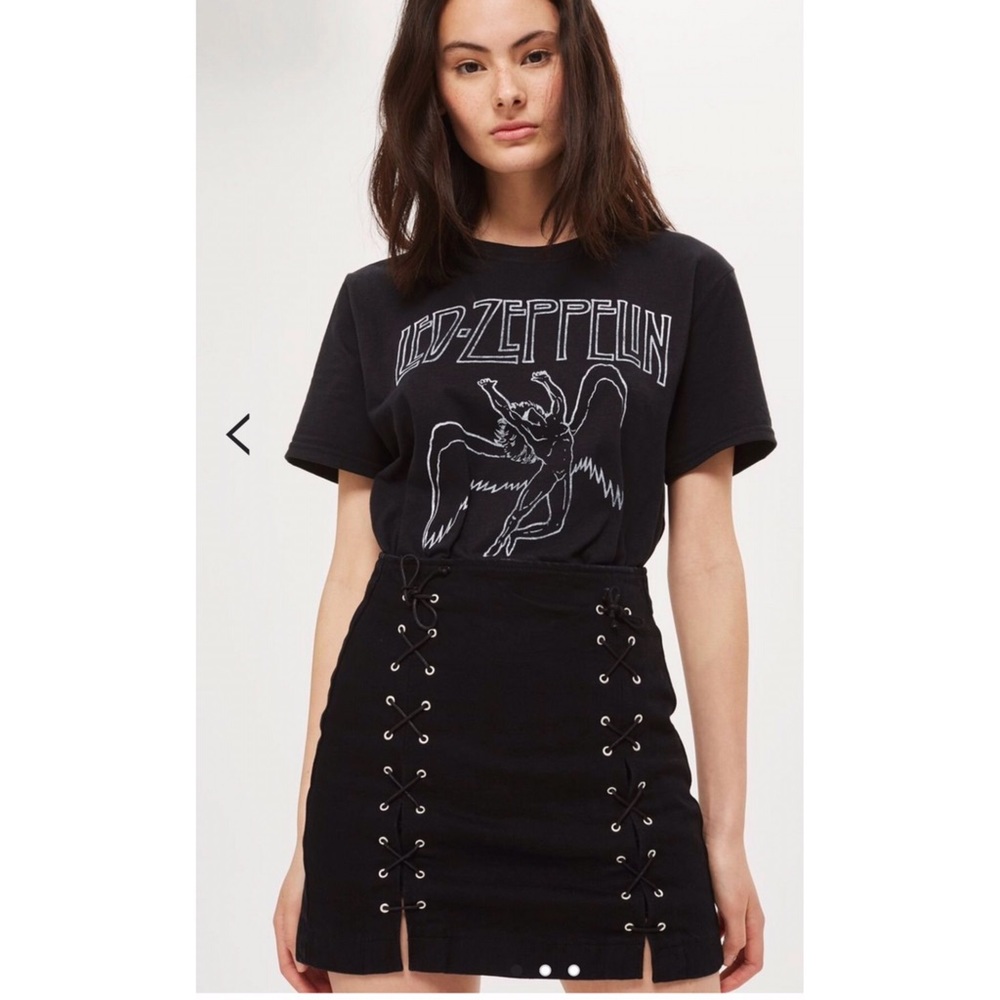 TopShop Mini Black Denim Skirt Size 4 ✨✨